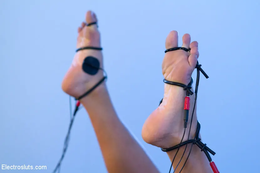 Kink '¡Maitresse Madeline lleva a la dura y sexy Ariel X a sus límites electrónicos!' protagonizando Ariel X (foto 6)