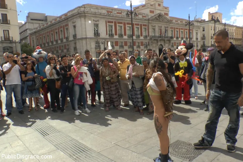 Kink 'Preciosa zorra española follada en un sex shop' protagonizando Aris Dark (foto 15)