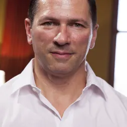 Ashley Adams en 'Kink' Jovencita de 19 años atada fuerte y obligada a servir en una orgía (Miniatura 2)