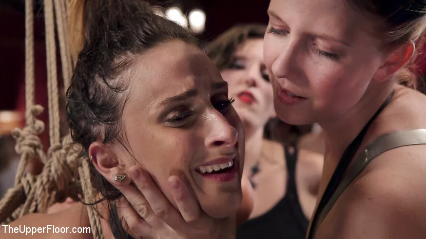 Kink 'Jovencita de 19 años atada fuerte y obligada a servir en una orgía' protagonizando Ashley Adams (foto 8)