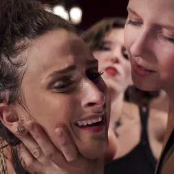 Ashley Adams en 'Kink' Jovencita de 19 años atada fuerte y obligada a servir en una orgía (Miniatura 8)