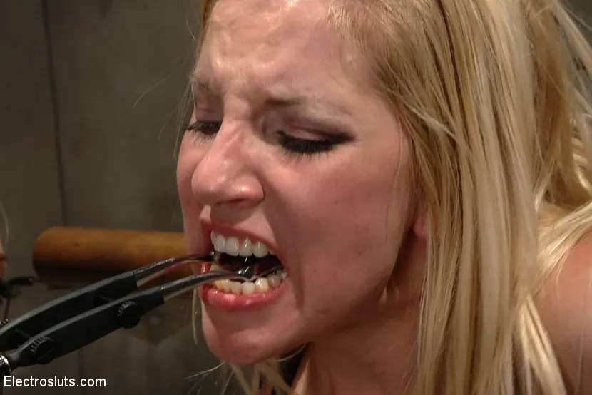 Kink 'Suffers to Wired Copper!' starring Ashley Fires (Photo 8)