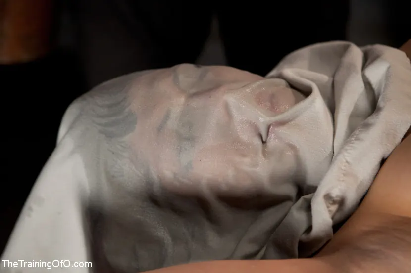 Asphyxia Noir en 'Obediencia máxima: alturas, ahogamiento y oscuridad' from 'Kink' (foto 3) Kink 'Obediencia máxima: alturas, ahogamiento y oscuridad' protagonizando Asphyxia Noir (foto 3)