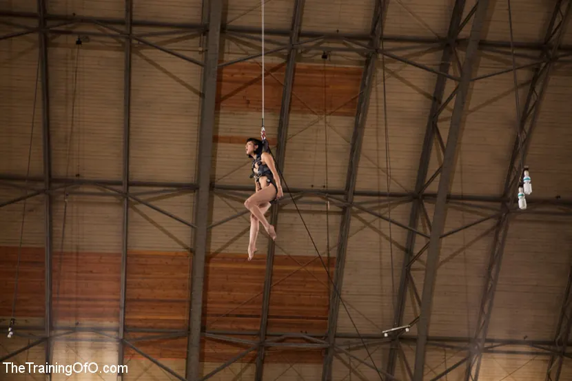 Asphyxia Noir に '究極の服従:高さ、溺れ、そして暗闇' from 'Kink' (写真 19) Kink '究極の服従:高さ、溺れ、そして暗闇' 主演 Asphyxia Noir (写真 19)