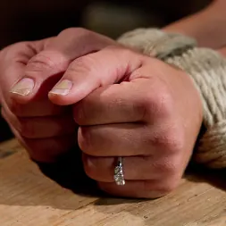 Audrey Rose に 'Kink' Challenged with Tough Beam Bondage (サムネイル 4)