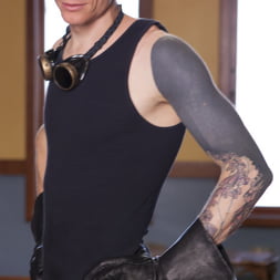 August Taylor に 'Kink' ラテックスの欲求 (サムネイル 21)