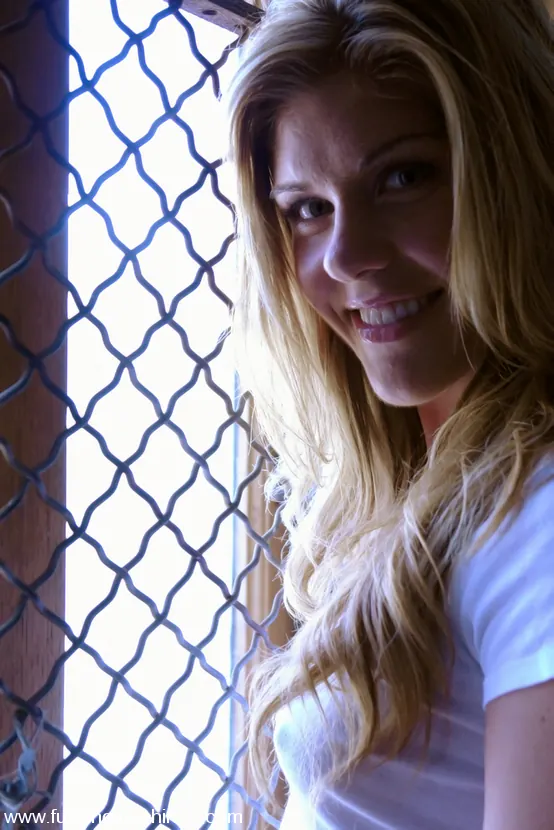 Kink 'Sesión clásica de FuckingMachines.com Archive: La nueva Bella Lynn' protagonizando Bella Lynn (foto 2)