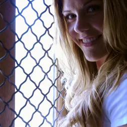 Bella Lynn en 'Kink' Sesión clásica de FuckingMachines.com Archive: La nueva Bella Lynn (Miniatura 2)