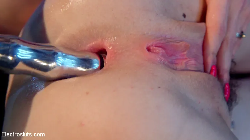 Kink 'Electrosexes 18 year old anal slut!' starring Bella Rossi (Photo 9)