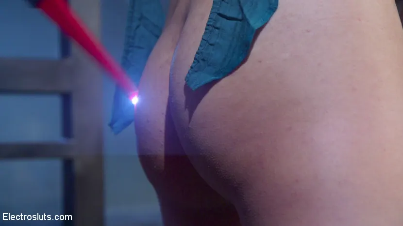 Kink 'Bella Rossi's Electroslut!' starring Bella Rossi (Photo 3)