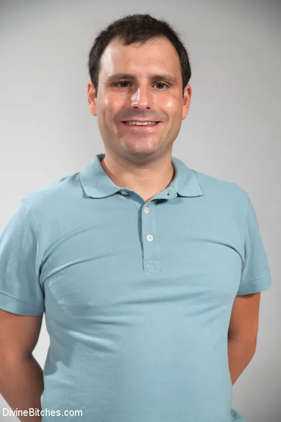 Bella Rossi に 'このスタッド私はファック私の足の夫の夫を吸う!' from 'Kink' (写真 17) Kink 'このスタッド私はファック私の足の夫の夫を吸う!' 主演 Bella Rossi (写真 17)