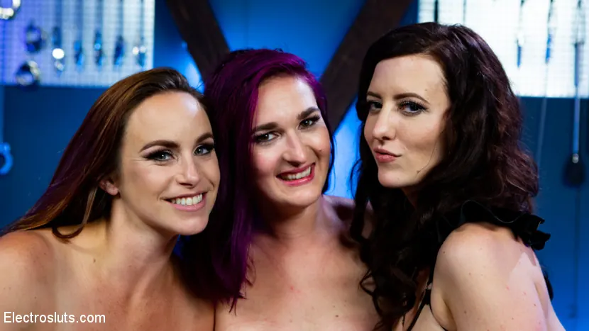 Kink 'The Hookup: ¡Bella Rossi y Cherry Torn devoran carne fresca de Electroslut!' protagonizando Bella Rossi (foto 26)