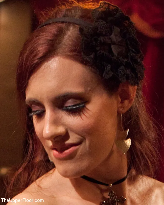 Kink 'Cena comunitaria: servicio de mesa' protagonizando Beretta James (foto 12)