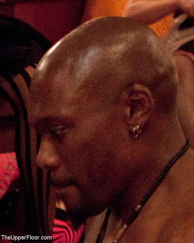 Beretta James に 'ハウスパーティー:レザー感謝' from 'Kink' (写真 17) Kink 'ハウスパーティー:レザー感謝' 主演 Beretta James (写真 17)