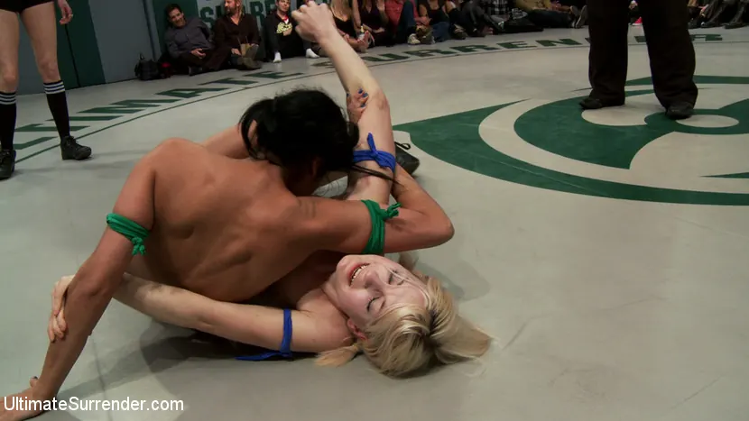 Kink '3月のライブ・タグ・チーム・マッチのRD 2：完全にスクリプト化されていないカレッジスタイルの性的なレズビアン・レッスン！' 主演 Beretta James (写真 2)