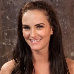 Bianca Breeze en 'Kink' MILF morena atormentada en esclavitud (Miniatura 17)