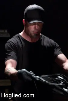 Bianca Breeze en 'MILF morena atormentada en esclavitud' from 'Kink' (foto 18) Kink 'MILF morena atormentada en esclavitud' protagonizando Bianca Breeze (foto 18)