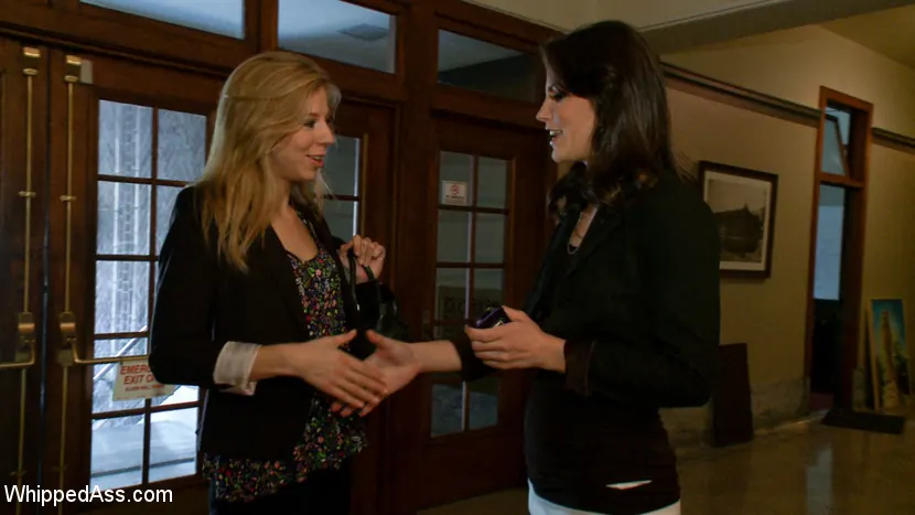 Kink 'ブロンドのスパイはキンクの咬傷によって尋問される！' 主演 Bobbi Starr (写真 2)