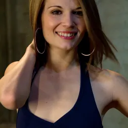 Bobbi Starr に 'Kink' 共編集者にキスする (サムネイル 1)