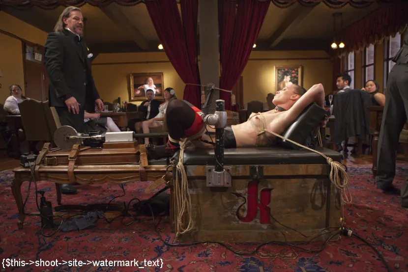 Bonnie Day に '2つの美しいコックスラットは、日曜日のブランチ群衆を楽しませる' from 'Kink' (写真 8) Kink '2つの美しいコックスラットは、日曜日のブランチ群衆を楽しませる' 主演 Bonnie Day (写真 8)