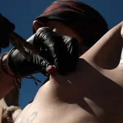 Brenna McKenna に 'Kink' つながれて耐候性がある (サムネイル 1)