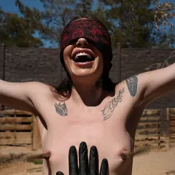 Brenna McKenna に 'Kink' つながれて耐候性がある (サムネイル 2)