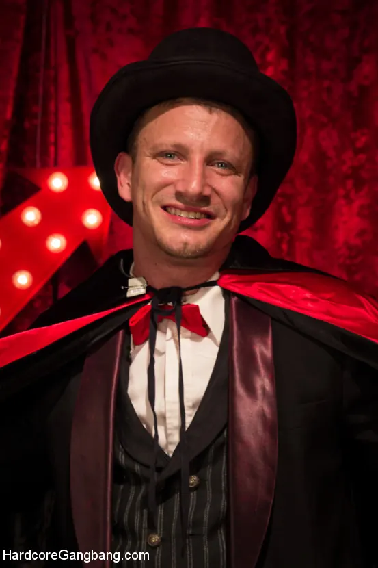 Kink 'gets jam packed by horny filthy circus performers!' protagonizando Britney Amber (foto 5)