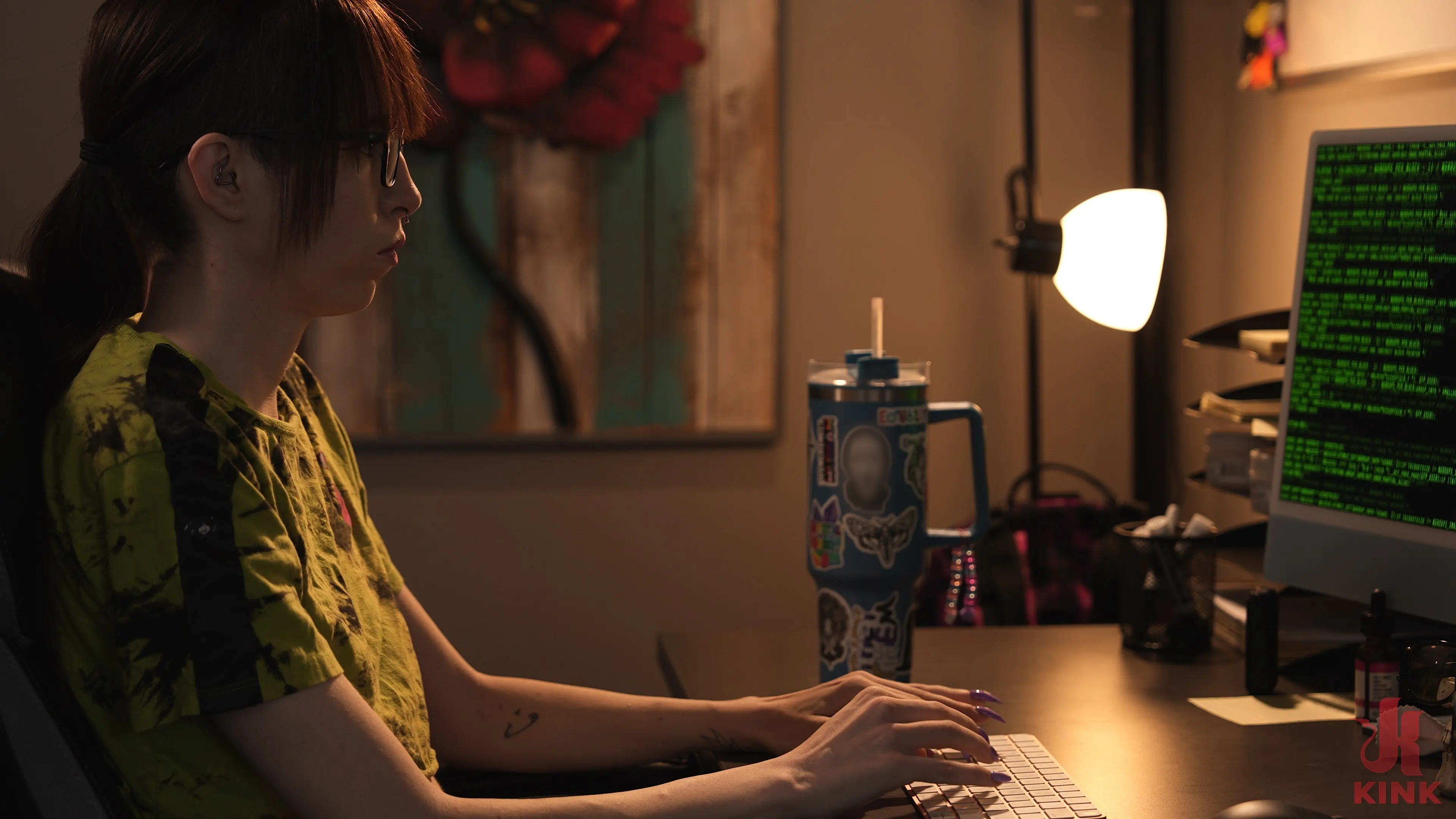 Kink 'Ataque de piratas informáticos' protagonizando Brooke Johnson (foto 1)