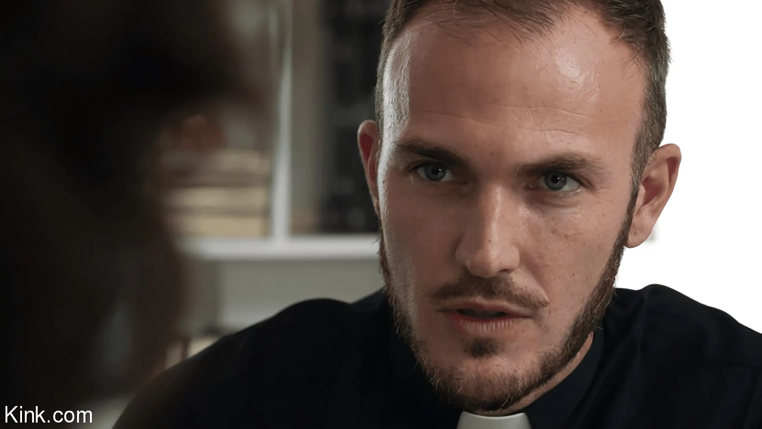 Brooklyn Gray に '父を許してください' from 'Kink' (写真 3) Kink '父を許してください' 主演 Brooklyn Gray (写真 3)