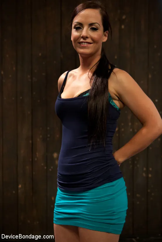 Bryn Blayne en 'gets a smack-down into submission - Live Show Part 2' from 'Kink' (foto 2) Kink 'gets a smack-down into submission - Live Show Part 2' protagonizando Bryn Blayne (foto 2)