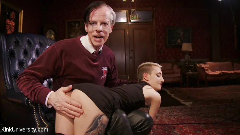 Cadence Cross に 'インパクトプレイ:スパンキングと実装' from 'Kink' (写真 2) Kink 'インパクトプレイ:スパンキングと実装' 主演 Cadence Cross (写真 2)