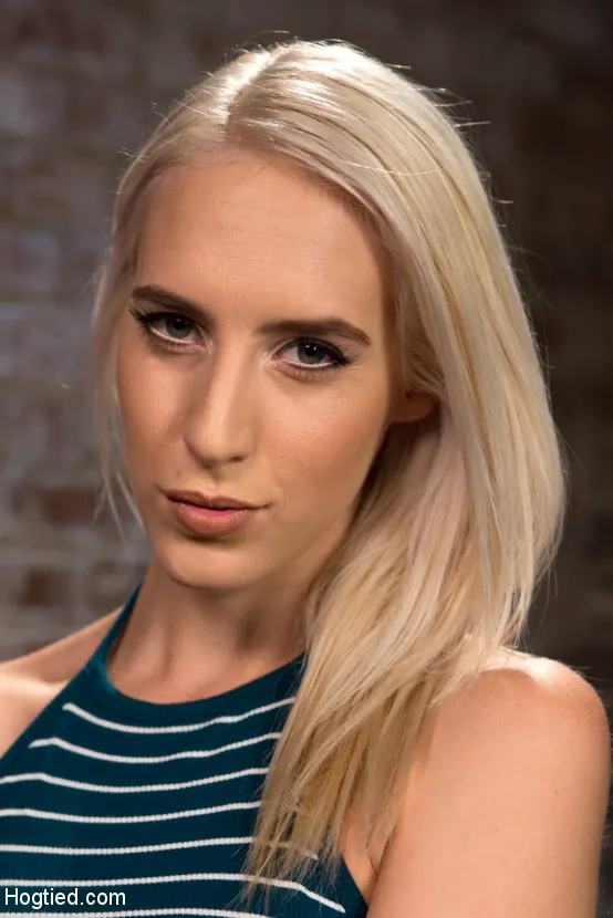 Kink 'ブロンドのロブ系女が被害を受け、制御不能に爆発する!!' 主演 Cadence Lux (写真 11)