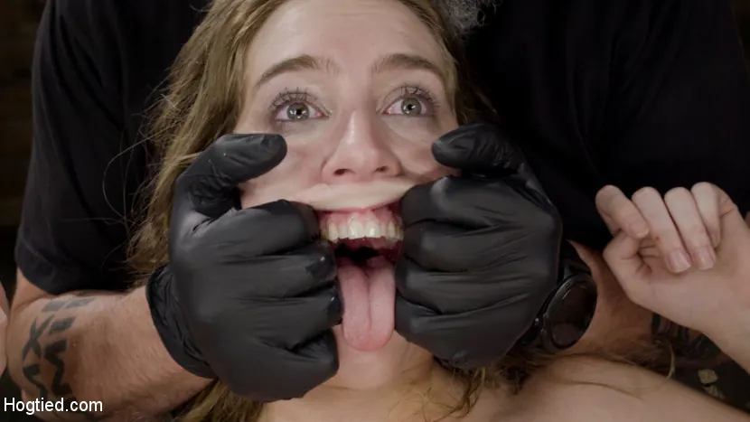 Cadence Lux に 'in Brutally Devastating Torment and Bondage' from 'Kink' (写真 24) Kink 'in Brutally Devastating Torment and Bondage' 主演 Cadence Lux (写真 24)