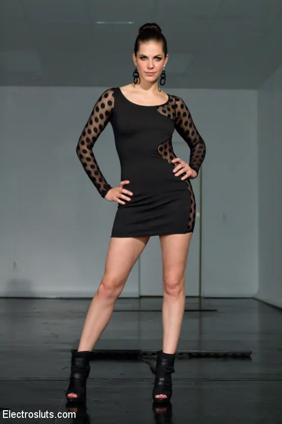 Calico en 'is made into a proud Electroslut!' from 'Kink' (foto 2) Kink 'is made into a proud Electroslut!' protagonizando Calico (foto 2)