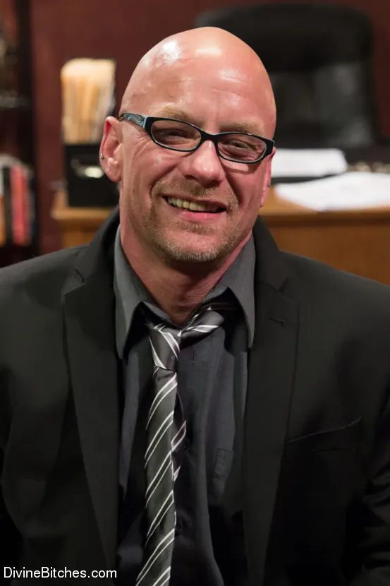 Kink '¡La Divine Bitches Corporation toma el control EN VIVO!' protagonizando Aiden Starr (foto 1)