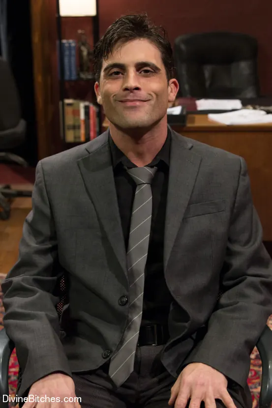 Kink '¡La Divine Bitches Corporation toma el control EN VIVO!' protagonizando Aiden Starr (foto 2)