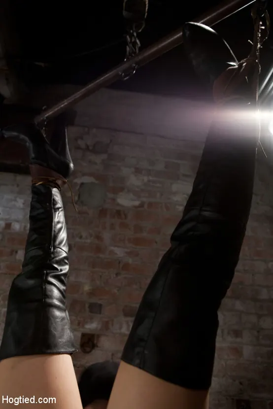 Kink 'Enormes tetas atadas y sujetadas, coño empalado y un vibrador puesto en su clítoris. ¡Cráneo follado y obligado a correrse!' protagonizando Candy Manson (foto 10)