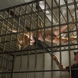 Carissa Montgomery に 'Kink' エクストリームボンデージのビット・ミルク (サムネイル 11)