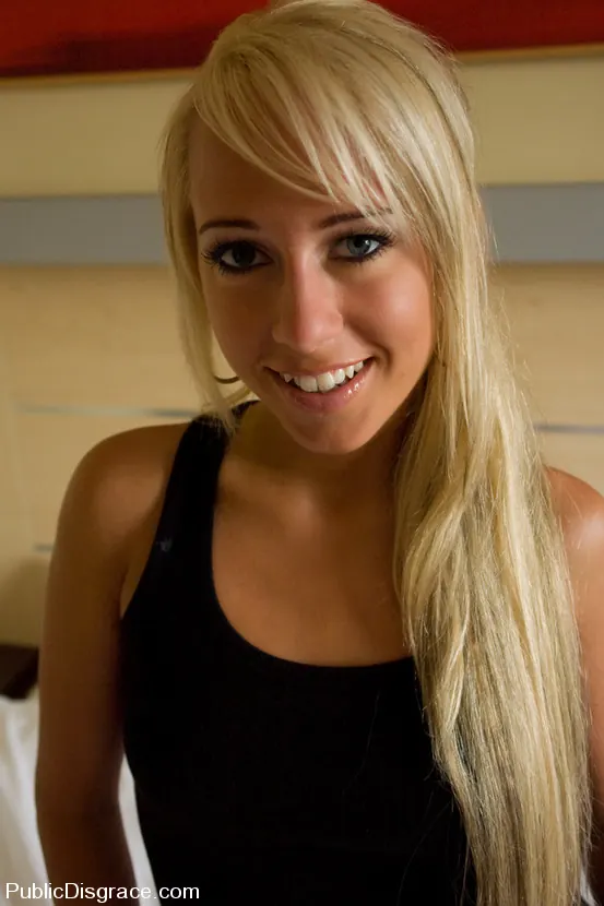 Kink 'Carla Cox' protagonizando Carla Cox (foto 1)