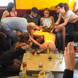 Carolina Abril に 'Kink' パブリックスリットは、群衆を動作させる (サムネイル 3)