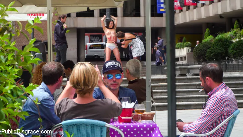 Carolina Abril に 'ロープ・ボンデージ・スラットは大衆に縛られるのが大好き' from 'Kink' (写真 10) Kink 'ロープ・ボンデージ・スラットは大衆に縛られるのが大好き' 主演 Carolina Abril (写真 10)