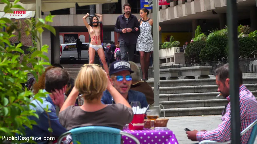 Carolina Abril に 'ロープ・ボンデージ・スラットは大衆に縛られるのが大好き' from 'Kink' (写真 12) Kink 'ロープ・ボンデージ・スラットは大衆に縛られるのが大好き' 主演 Carolina Abril (写真 12)