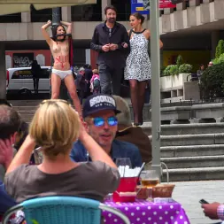 Carolina Abril に 'Kink' ロープ・ボンデージ・スラットは大衆に縛られるのが大好き (サムネイル 12)