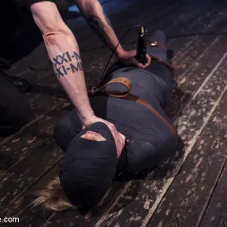 Carter Cruise en 'Kink' Dispositivos estrictos, juego de miedo, tormento brutal, terapia de choque, ¡orgasmos alucinantes! (Miniatura 16)