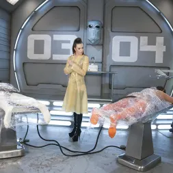 Casey Calvert en 'Kink' Los extraterrestres de Urano alimentan naves espaciales con pedos y orgasmos. (Miniatura 2)