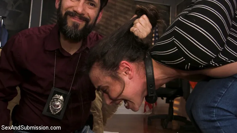 Kink 'Pruebas anales: un policía corrupto folla y abusa de la empleada de pruebas Casey Calvert' protagonizando Casey Calvert (foto 3)