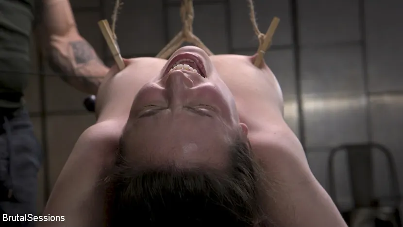 Kink 'La leyenda del bondage Casey Calvert atada con fuerza y follada aún más fuerte por una polla enorme' protagonizando Casey Calvert (foto 3)