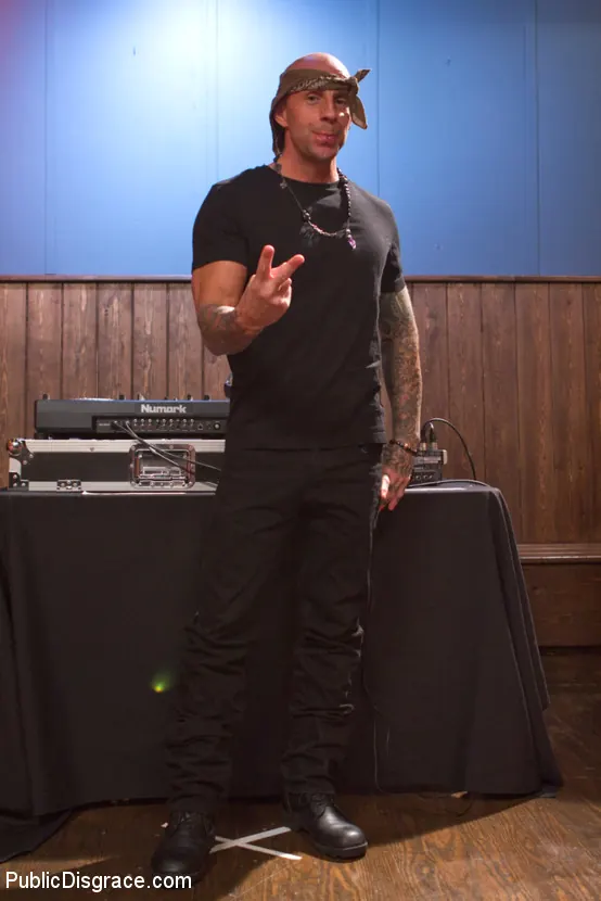 Kink 'La chica de al lado favorita de todos: ¡cogida por el culo en público!' protagonizando Casey Calvert (foto 1)