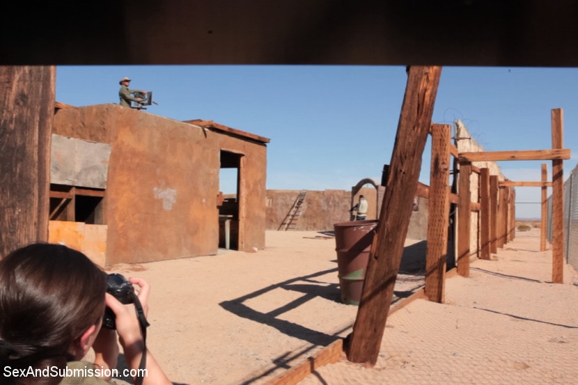 Kink 'オペレーション砂漠の肛門：フィーチャープレゼンテーション：荒れ果てた砂漠の2人の美しい女の子' 主演 Casey Calvert (写真 2)