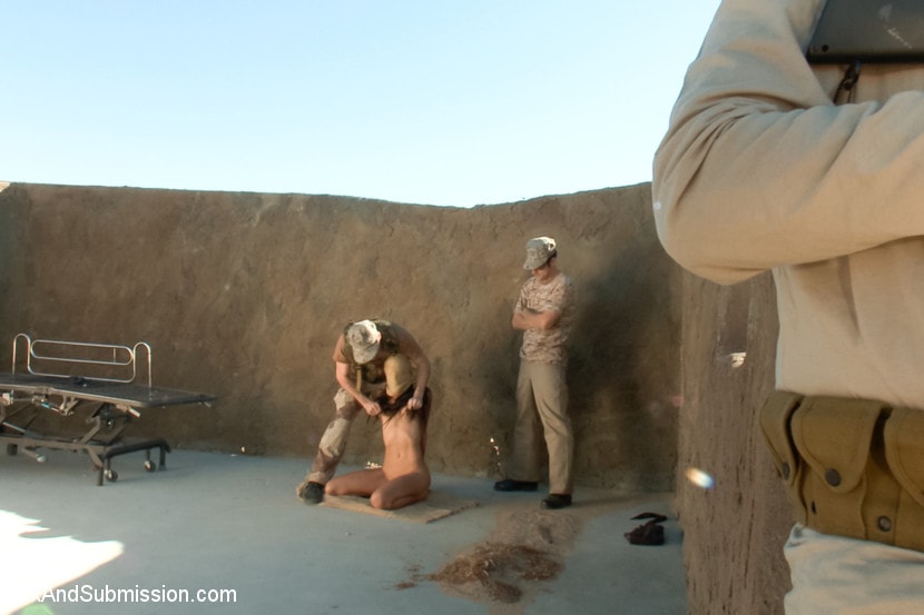 Kink 'オペレーション砂漠の肛門：フィーチャープレゼンテーション：荒れ果てた砂漠の2人の美しい女の子' 主演 Casey Calvert (写真 3)